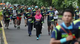 Pelari jarak 10 km melakukan start lomba Pertamina Eco Run 2017 di Pantai Karnaval Ancol, Jakarta, Sabtu (16/12). Pertamina Eco Run 2017 diikuti ribuan pelari dari tiga kategori, yakni master, umum dan pelajar. (Liputan6.com/Helmi Fithriansyah)