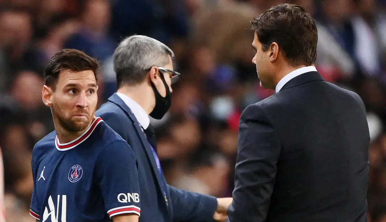 Lionel Messi tampak kecewa saat pelatih Paris Saint-Germain (PSG), Mauricio Pochettino, menariknya keluar saat bersua Olympique Lyon pada laga pekan keenam Ligue 1. (AFP/Frank Fife)