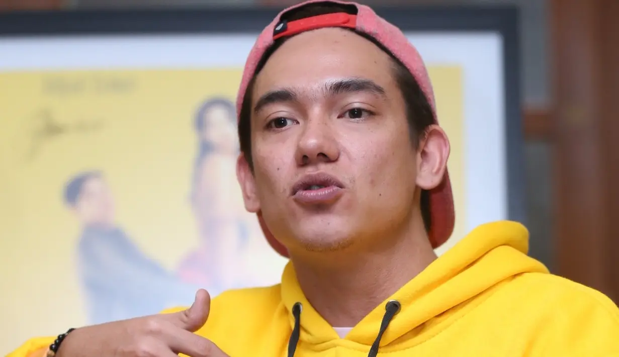 Bicara soal kesulitan dalam setiap karakter, kali ini yang dirasakan Adipati saat berperan menjadi Ditto adalah saat harus piawai memainkan alat musik Perkusi, mengingat Ditto memang ahli dalam hal itu. (Nurwahyunan/Bintang.com)