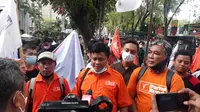 Exco Partai Buruh Sumut, Willy Agus Utomo, memberikan keterangan usai aksi (Ist)
