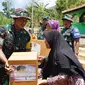 Pasukan Yonif 502/Ujwala Yudha operasi teritorial serbuan dari langit dengan membersihkan masjid dan berbagi bahan pokok ke masyarakat Madiun. Foto: liputan6.com/edhie prayitno ige&nbsp;