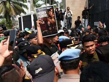 Aktivis Barisan Oposisi Indonesia (BOI) melakukan aksi unjuk rasa mendesak pembersihan dugaan mafia alat utama sistem persenjataan (alutsista) di depan Gedung Kompleks Parlemen, Jakarta, Kamis, 27 Agustus 2026. (KLY/ Arie Basuki)