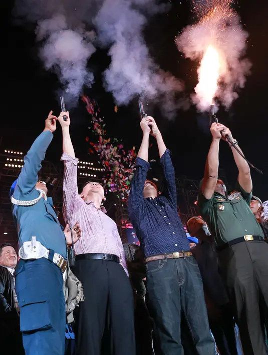 Ahok menghadiri konser Move On Party dan Welcome Hope 2016 yang diadakan oleh SCTV. Ketika waktu mencapai pukul 00.00 WIB Ahok pun menembakkan pistol suar ke arah langit Pantai Karnaval Ancol menandai pergantian tahun. (Galih W. Satria/Bintang.com)