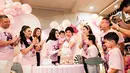 Keluarga yang hadir dalam momen ulang tahun Ameena ini juga tampak memakai baju senada. Dekorasi pada acara tersebut juga disesuaikan dengan baju serta kue ulang tahun yang bertema binatang dengan perpaduan warna pink. (Liputan6.com/IG/@attahalilintar)