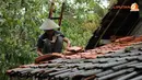 Warga Dusun Kebon Rejo sudah mulai memperbaiiki atap rumahnya pasca letusan Gunung Kelud (Liputan6.com/Helmi Fithriansyah)