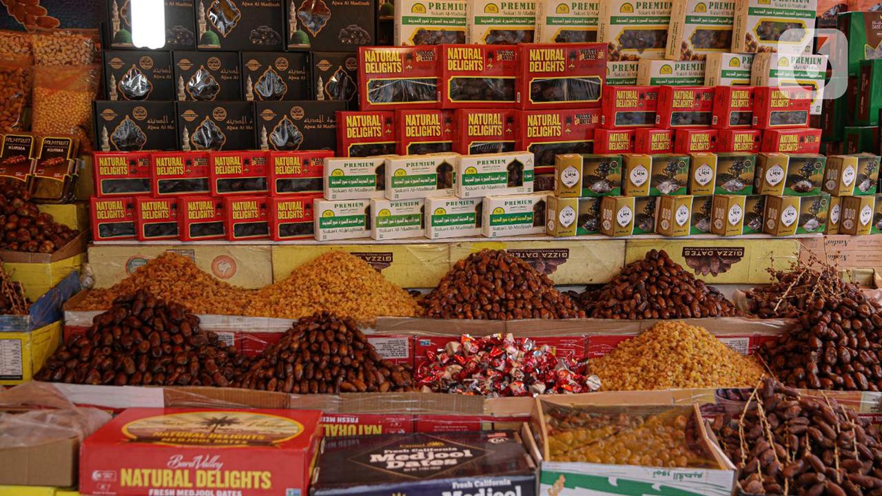 Berburu Kurma untuk Buka Puasa di Bulan Ramadhan