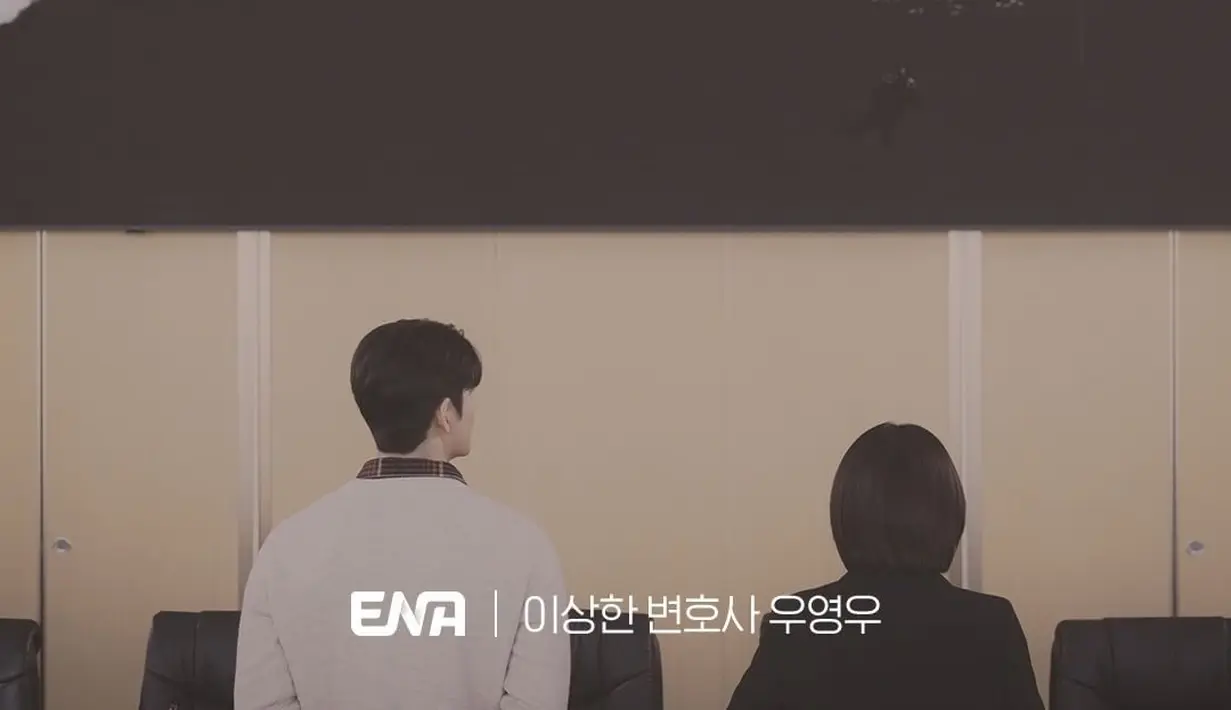 Kang Tae Oh saat memperlihatkan lukisan bergambar paus kesukaan Woo Young Woo. (Foto: Instagram/ channel.ena.d)