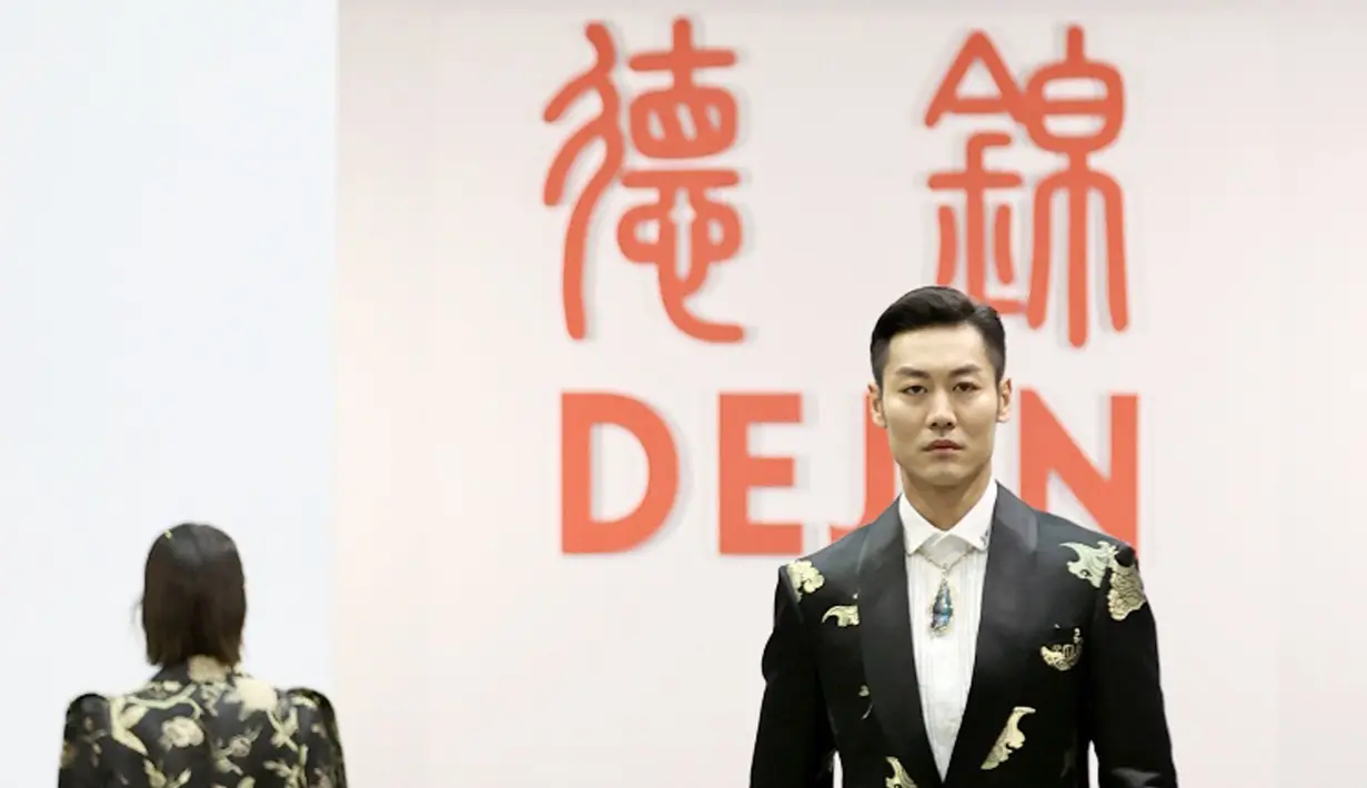 Para model menampilkan kreasi busana Dejin dalam pertunjukan langsung secara daring (livestream show) China Fashion Week 2020/2021 AW Collection di Beijing, 3 Mei 2020. Kreasi Dejin dan Link Unique ditampilkan via livestreaming tanpa penonton di lokasi karena pandemi COVID-19. (Xinhua/Chen Jianli)