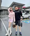 Femmy tampil semakin bahagia setelah menikah dan menetap di New Zealand. Ia tampil drngan tweed jaket pink dipadukan short pants warna serasu dan boots putihnya. (@femmypermatasari)