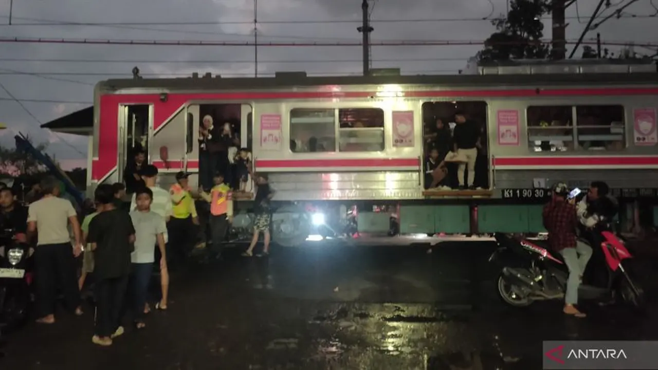Para penumpang keluar dari KRL Commuter Line lintas Duri (Jakarta)-Tangerang yang tiba-tiba terhenti di perlintasan sebidang RT 01 / RW 11 Rawa Buaya, Cengkareng, Jakarta Barat pada Selasa (26/5/2026) sore (ANTARA)
