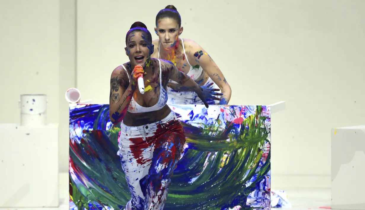 Aksi panggung penyanyi Halsey membawakan lagu "Graveyard" selama American Music Awards 2019 Microsoft Theater di Los Angeles, California (24/11/2019). (AP Photo/Chris Pizzello)