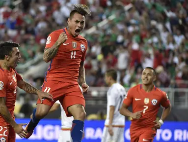 Eduardo Vargas mencetak 4 gol saat Cile melumat Meksiko 7-0 dalam perempat final Copa America Centenario 2016 di Stadion Levis, Santa Clara, AS, Minggu (19/6/2016). (AFP/Omar Torres)