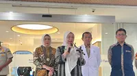 Direktur Utama RSUD Tarakan Dian Ekowati menyampaikan konferensi pers terkait pemeriksaan kesehatan terhadap pasangan bacagub-bacawagub Jakarta 2024 dari jalur independen Dharma Pongrekun-Kun Wardana. (Liputan6.com/Winda Nelfira)