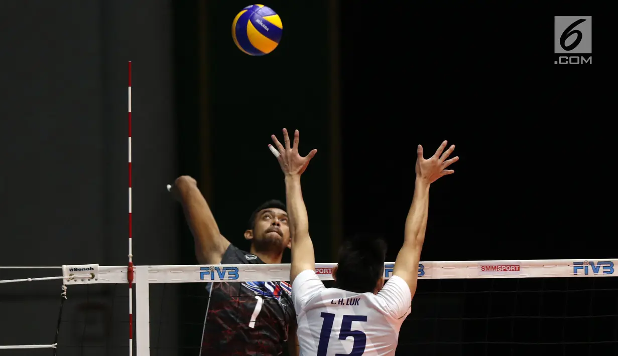 Pemain Timnas voli putra Thailand, Jirayu Raksakaew melakukan smes ke arah pemain Hongkong pada Kejuaraan Voli Asia 2017 ke-16 di GOR Tri Dharma, Gresik, Rabu (26/7). Thailand unggul 3-1 (23-25, 25-8, 25-19, 25-21). (Liputan6.com/Helmi Fithriansyah)