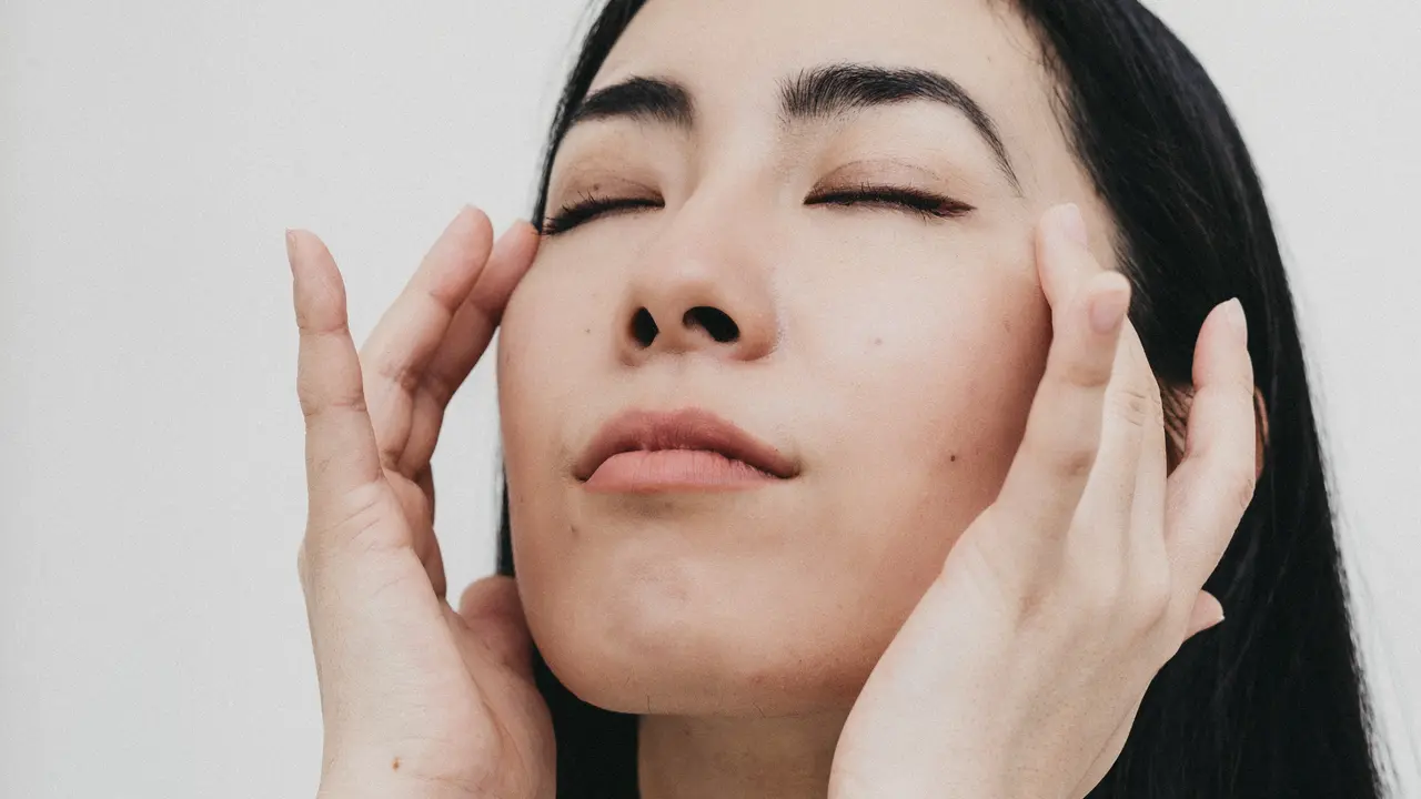 5 Rekomendasi Moisturizer untuk Kulit Berminyak dan Berjerawat, Ringan dan Anti Kusam!