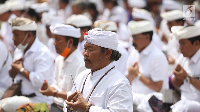 Melihat Khusyuknya Ibadah Umat Hindu Bali Mohon Keselamatan di Kaki Gunung Agung