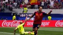 Pemain Spanyol Mikel Oyarzabal merayakan gol ketiga timnya melawan Austria selama pertandingan sepak bola babak 32 besar Piala Dunia di Inglewood, California, dekat Los Angeles, Kamis, (02/07/2006). (AP Photo/Mark J. Terrill)