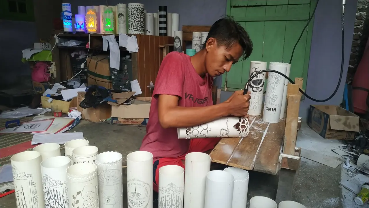 Cara Kreatif Guru Honorer Cirebon Mengubah Pipa Bekas Jadi Lampu Hias