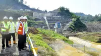 Presiden Joko Widodo atau Jokowi saat meninjau pembangunan bendungan di Cibeureum, Kuningan, Jawa Barat, Jumat (25/5). Hal teknis dalam Perpres Antiterorisme seperti detail pelaksanaan penanggulangan terorisme. (Liputan6.com/Pool/Biro Pers Setpres)