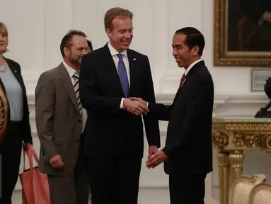 Presiden Joko Widodo atau Jokowi (kanan) berjabat tangan dengan Menlu Norwegia Borge Brende di Istana Merdeka, Jakarta, Selasa (31/5/2016). Dalam pertemuan tersebut, keduanya membahas tentang ekonomi dan perikanan. (Liputan6.com/Faizal Fanani)
