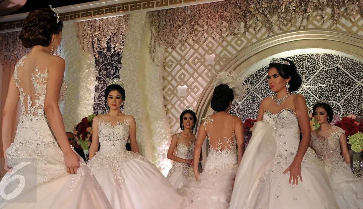 Model memperagakan busana Yohannes Bridal saat fashion show gaun pengantin bertema "Wedding Open House"  di Jakarta, (20/2).  Pameran Fashion Show Wedding Open House ini di gelar dari tanggal 20 - 21 Februari 2016.(Liputan6.com/JohanTallo)