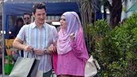 Carissa Putri dan Nino Fernandez saat syuting pembuatan film Hijab di kawasan Kota Tua, Jakarta, (13/10/14). (Liputan6.com/Panji Diksana)