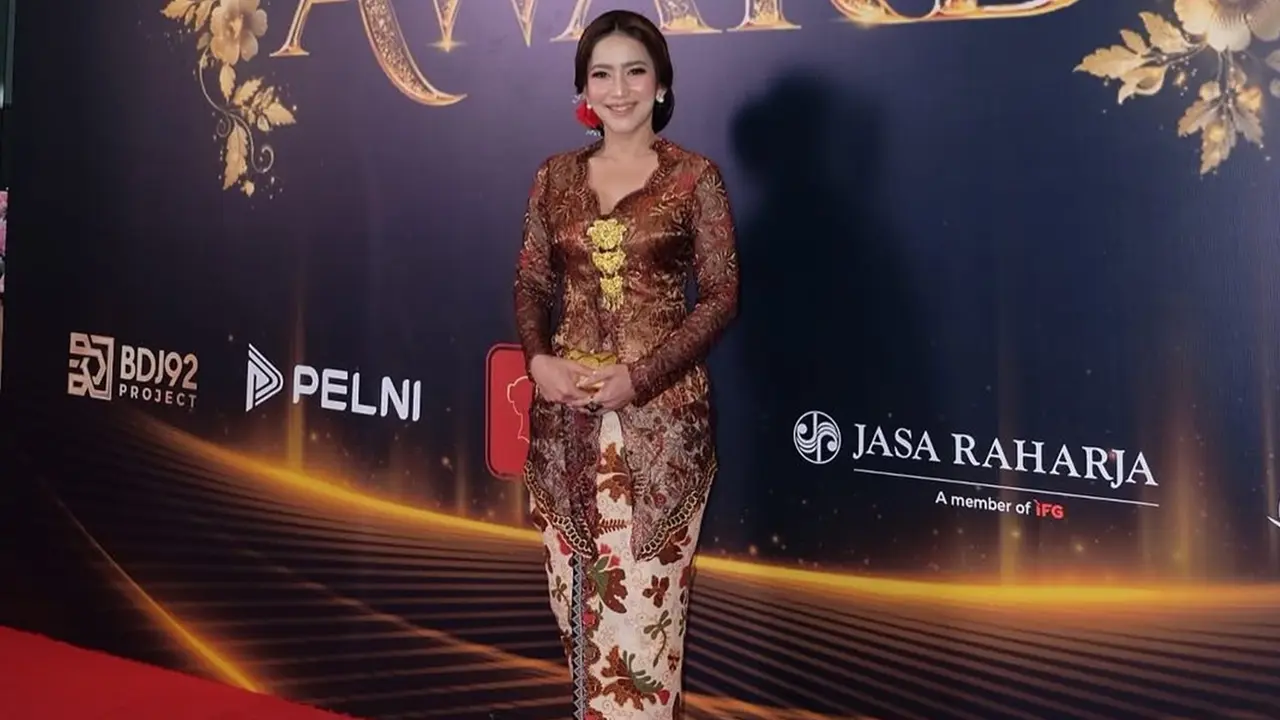 6 Detail Penampilan Risma Nilawati di RA Kartini Award, Kebaya Modern Memukau