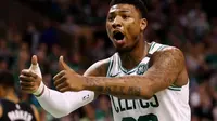 Point guard Boston Celtics Marcus Smart membantu kemenangan timnya atas Milwaukee Bucks pada game kelima perempat final wilayah timur NBA 2018 di TD Garden, Rabu (25/4/2018). (MADDIE MEYER / GETTY IMAGES NORTH AMERICA / AFP)