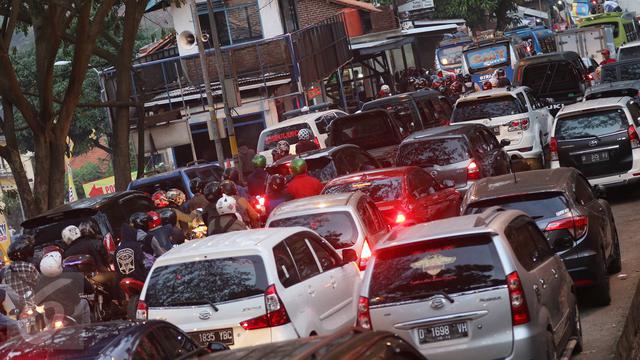 20160702-Volume Kendaraan Meningkat, Kemacetan Mulai Terjadi di Nagreg-Jawa Barat