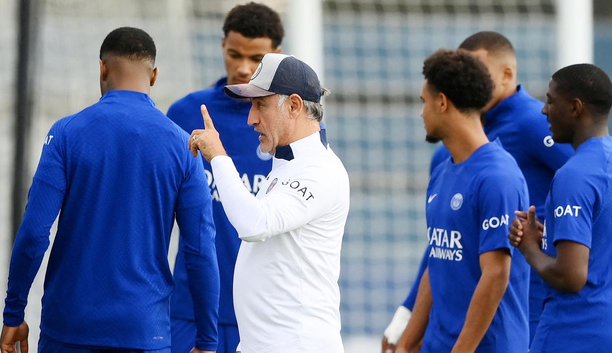 Pelatih PSG, Christophe Galtier, memberikan arahan kepada anak asuhnya saat sesi latihan jelang laga melawan Juventus di Liga Champions. (AFP/Frank Fife)