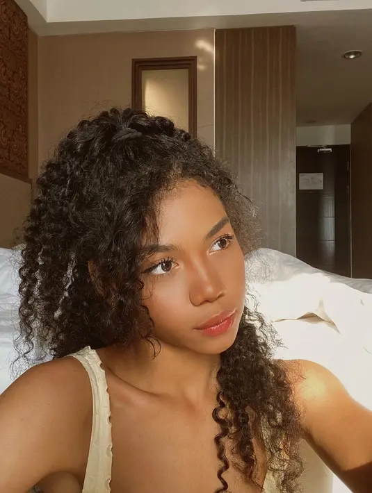 Melakukan selfie saat golden hour membuat hasil jepretannya begitu memukau. Memakai makeup yang natural, pemilik nama lengkap Zsa Zsa Danissa Suci Utari ini tampak lebih segar. Ia juga menyempurnakan penampilannya dengan menggunakan lipstik nude dengan hasil glossy. (Liputan6.com/IG/@zsazsautari)