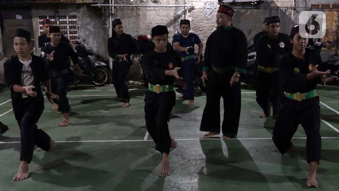 Aris saat memberi materi gerakan silat di Sanggar Saung Dji’ih di Kawasan Cinere, Depok, Minggu (21/02/2021). Menurutnya, keberadaan Sanggar Saung Dji’ih bukan hanya melestarikan adat dan budaya betawi tetapi merupakan bentuk tanggung jawab pengabdian masyarakat. . (Liputan6.com/Helmi Fithriansy