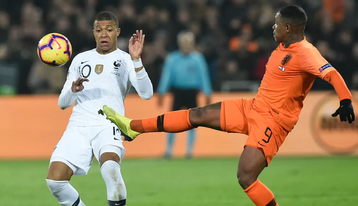 Striker Prancis, Kylian Mbappe berusaha merebut bola dari pemain Belanda, Steven Bergwijn selama pertandingan UEFA Nations League di stadion Feijenoord di Rotterdam (16/11). Belanda menang atas Prancis 2-0. (AFP Photo/John Thys)