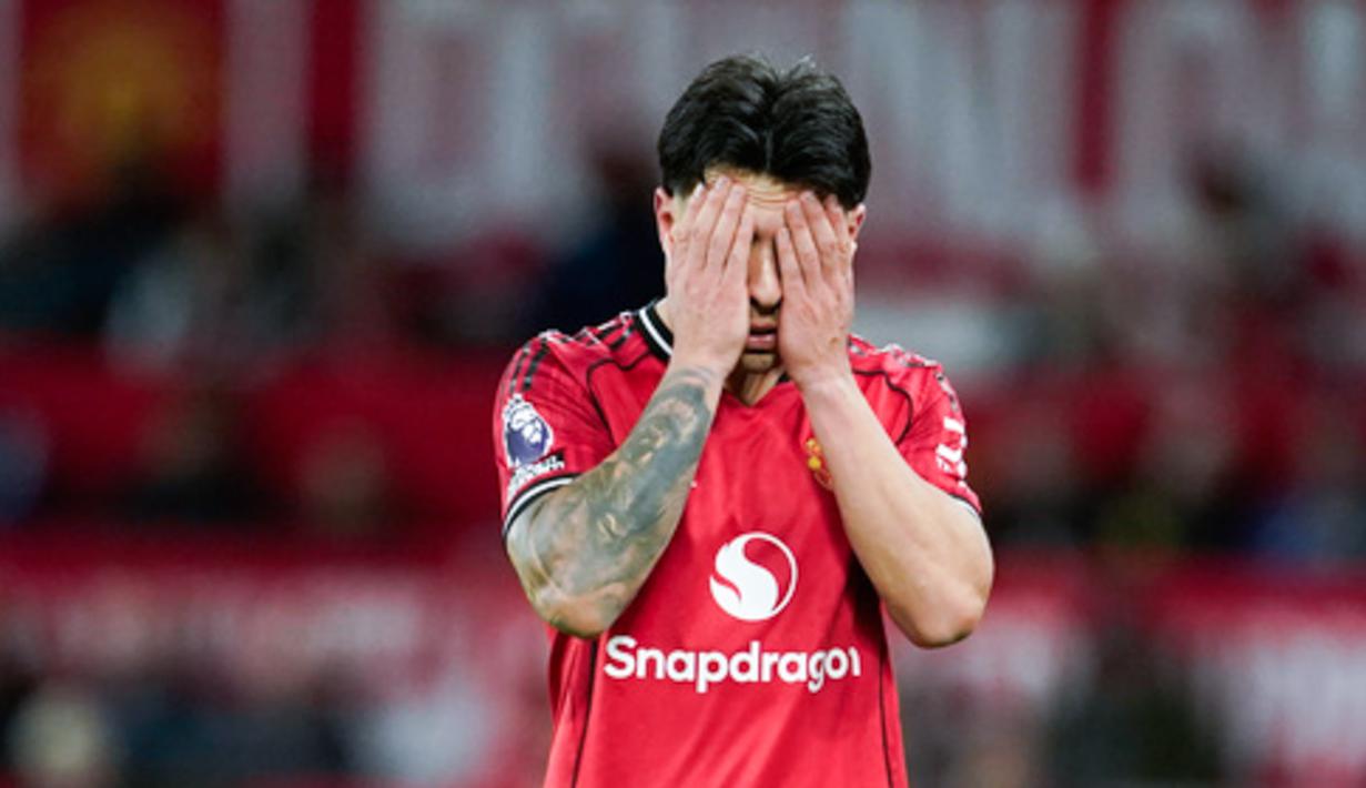 Pemain Manchester United, Lisandro Martinez, tampak kecewa setelah mendapat kartu merah saat melawan Leeds United pada pekan ke-32 Premier League 2025/2026 di Stadion Old Trafford, Selasa (14/4/2026). (AP Photo/Dave Thompson)
