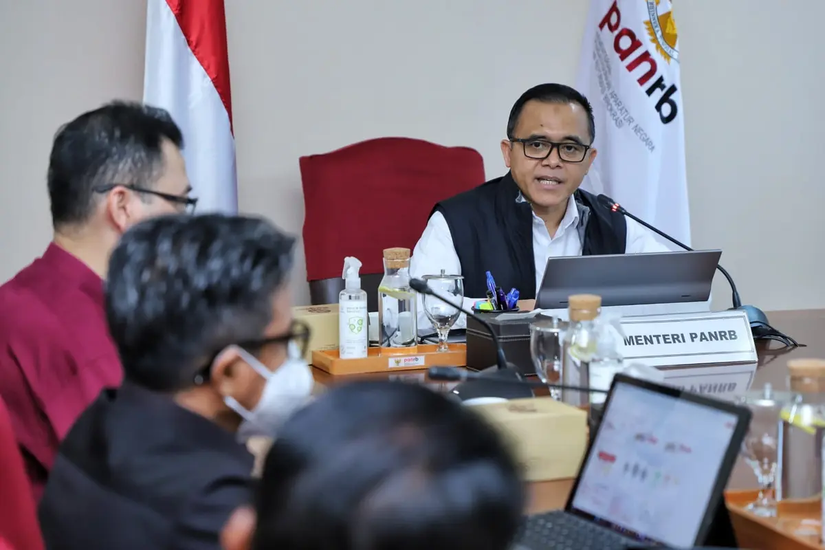 Menteri PANRB Azwar Anas saat memimpin rapat perdana usai libur Idulfitri 1444 H, di Kantor Kementerian PANRB, Rabu (26/04).