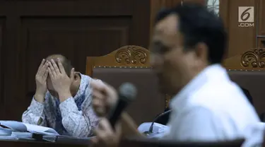 Terdakwa dugaan korupsi penerbitan SKL BLBI, Syafruddin Arsyad Temenggung tertunduk saat menjalani sidang lanjutan di Pengadilan Tipikor, Jakarta, Kamis (12/7). Sidang mendengar keterangan saksi. (Liputan6.com/Helmi Fithriansyah)