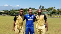 Tiga pemain Perseru Serui, Delvin Rumbino, Hendra Molle (kiper), Yoshua Merauje. (Bola.com/Gatot Susetyo)