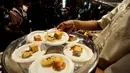 Chef menyajikan makanan dalam festival kuliner "Flavors of The World" di Plaza Indonesia, Jakarta, Jumat (3/11). Festival kuliner internasional ini menampilkan menu dari belahan dunia yang berlangsung selama November 2017. (Liputan6.com/Johan Tallo)