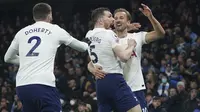 Manchester City sebagai pemuncak klasemen sementara Liga Inggris 2021/2022 kembali harus mengakui keunggulan Tottenham Hotspur. Usai takluk di pekan perdana, kini mereka kembali tersungkur dari lawan yang sama. Harry Kane dkk. kali ini unggul 3-2 (19/2/2022). (AP/Jon Super)