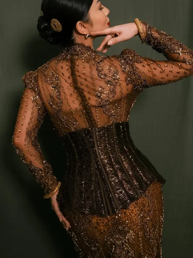 Ariel Tatum Merias Wajahnya Sendiri dengan Gaya Makeup Flawless Glam. [@didietmaulana]