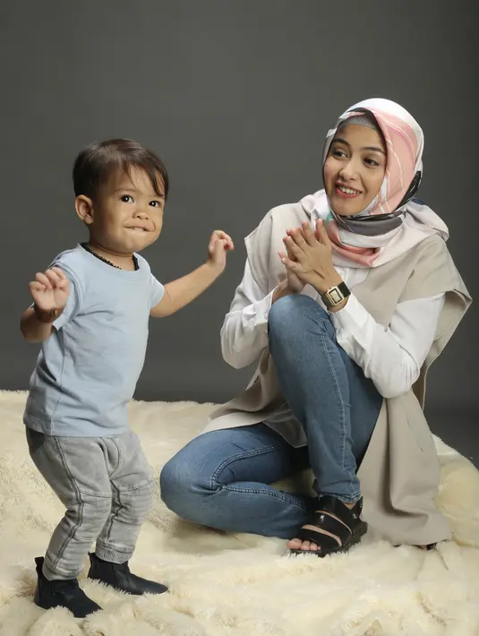 Sebelum akhirnya menerima tawaran main film Critical Eleven, Reva juga banyak tanya terkait waktu dan lokasi syuting. Apalagi saat itu umur putranya baru satu tahun satu bulan. (Bambang E. Ros/Bintang.com)