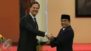 Ketua DPR RI Ade Komarudin memberikan cinderamata kepada PM Belanda Mark Rutte di Kompleks Parlemen, Jakarta Rabu (23/11). Ketua DPR RI menerima kunjungan PM Belanda guna membahas sejumlah agenda kerja sama RI-Belanda (Liputan6.com/Johan Tallo)
