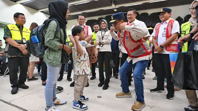 Menteri Perhubungan (Menhub) Budi Karya Sumadi mengecek pergerakan penumpang dan pesawat pada masa arus balik di Bandara Soekarno-Hatta, Tangerang, Jumat (12/4/2024). (Dok Kemenhub)