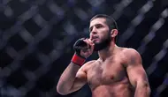 Islam Makhachev&nbsp;akan menghadapi Dustin Poirier pada laga UFC 302 di New Jersey Amerika Serikat, Minggu (2/6/2024) pukul 07.00 WIB. (AFP/Giuseppe CACACE)