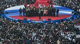 Ribuan orang memadati stadion Luzhniki untuk mengikuti kampanye pencalonan Vladimir Putin dalam pemilihan presiden Rusia mendatang di Moskow (3/3). Polisi memperkirakan jumlah seluruh warga yang hadir mencapai 130.000 orang. (AFP/Kirill Kudryavtsev)