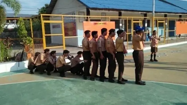 Meski Pernah Kesal, Tapi 9 Momen Dihukum Guru Ini Bikin Kangen Sekolah