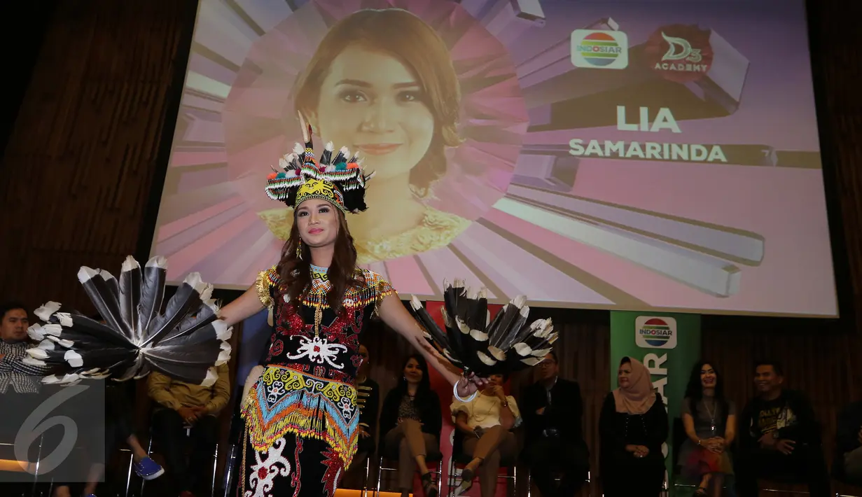 Peserta Dangdut Academy 3, Lia asal Samarinda memperkenalkan diri saat jumpa pers di SCTV tower, Jakarta, (20/01). D'Academy 3 akan tayang live di Indosiar pada minggu (24/1) dengan tema "konser selamat datang". (Liputan6.com/Herman Zakharia)