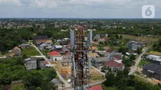 Foto udara teknisi melakukan pemeliharaan tower BTS 4G XL Axiata di Kuta Raya, Kayu Agung, Ogan Komering Ilir (OKI), Sumatera Selatan. Senin (13/3/2023). XL Axiata memastikan jaringan miliknya siap melayani kebutuhan pelanggan dan masyarakat selama Ramadhan hingga Hari Raya Idul Fitri 1444 Hijriah. (Liputan6.com/Herman Zakharia)