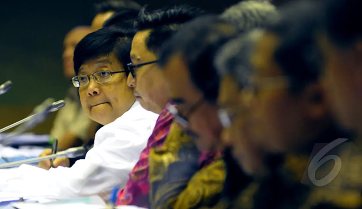 Menteri Siti Nurbaya , menghadiri rapat kerja dengan komisi VII DPR RI, Senin (09/02/2015). Rapat membahas Rancangan APBN-P 2015 dalam kementerian Lingkungan Hidup dan Kehutanan Republik Indonesia. (Liputan6.com/Andrian M Tunay)