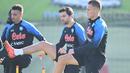 Bek kanan Napoli, Bartosz Bereszynski (tengah) menjalani sesi latihan pertama di markas Napoli (7/1/2023). Pemain Polandia berusia 30 tahun yang baru membela Napoli pada Januari 2023 dengan status pinjaman dari Sampdoria ini tercatat pernah membawa dua klub Polandia, Lech Poznan dan Legia Warsawa menjuarai Liga Polandia (Ekstraklasa). (twitter sscnapoli)